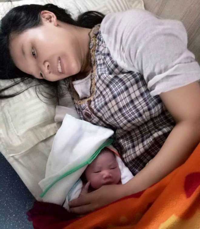 Be gai chao doi tren chuyen tau Nam - Bac hinh anh 1