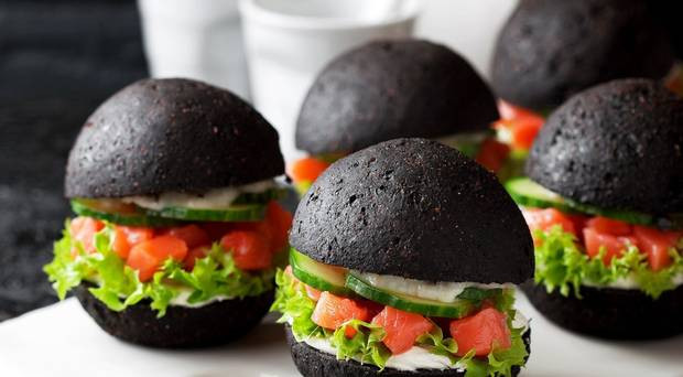 Bắt chước Hà Hồ, đi tìm loại bánh đen sì nhưng bổ dưỡng - 2