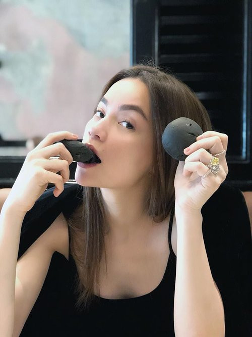 Cách đây ít ngày, Hồ Ngọc Hà đăng tải bức ảnh lên trang cá nhân với một món ăn màu đen mà cô thưởng thức khi đang ở Bangkok (Thái Lan), đi kèm câu đố xem có ai biết tên loại đồ ăn kỳ lạ này. Những tín đồ ẩm thực đã nhanh chóng tìm ra danh tính của loại bánh này, nó được làm từ tinh than tre, từng gây sốt một thời.