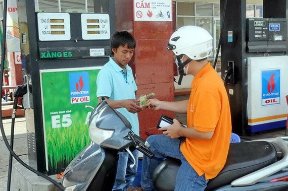 Da co mot so doanh nghiep de nghi tam dung ban xang E5 hinh anh 1