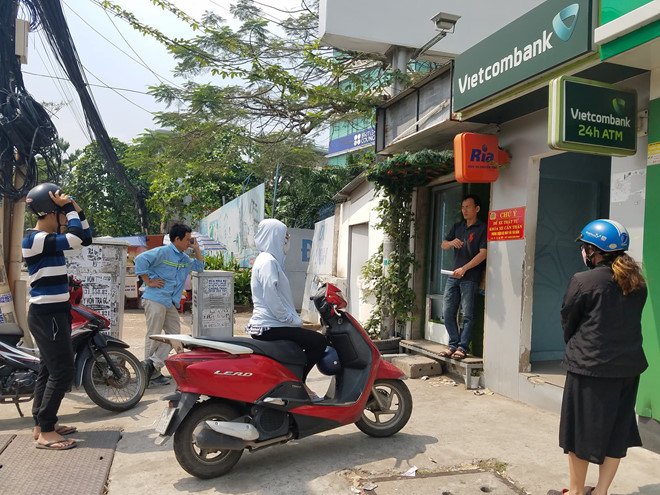 Rut 10 trieu, khach hang o Sai Gon phai di 10 may ATM hinh anh 1