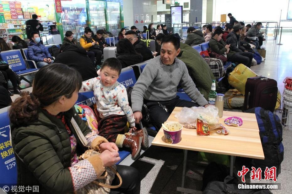 Cho tau xe truoc Tet, nguoi Trung Quoc lam gi de giet thoi gian? hinh anh 9