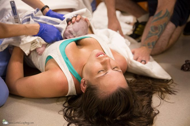 Bức ảnh tuyệt vời ghi lại cảnh chồng hốt hoảng bắt con cho vợ đẻ rơi ở hành lang viện - Ảnh 5.