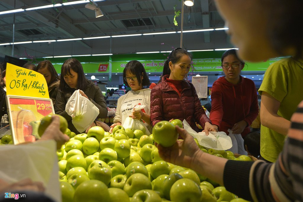 Vet sach banh keo trong sieu thi ngay cuoi tuan truoc Tet hinh anh 11