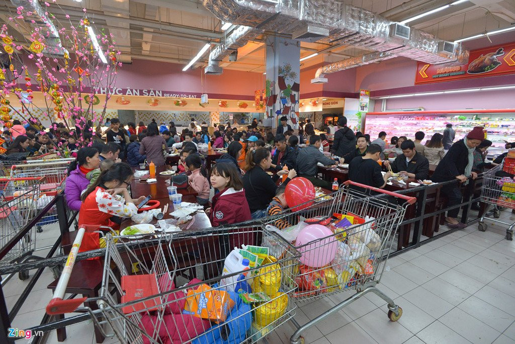 Vet sach banh keo trong sieu thi ngay cuoi tuan truoc Tet hinh anh 13