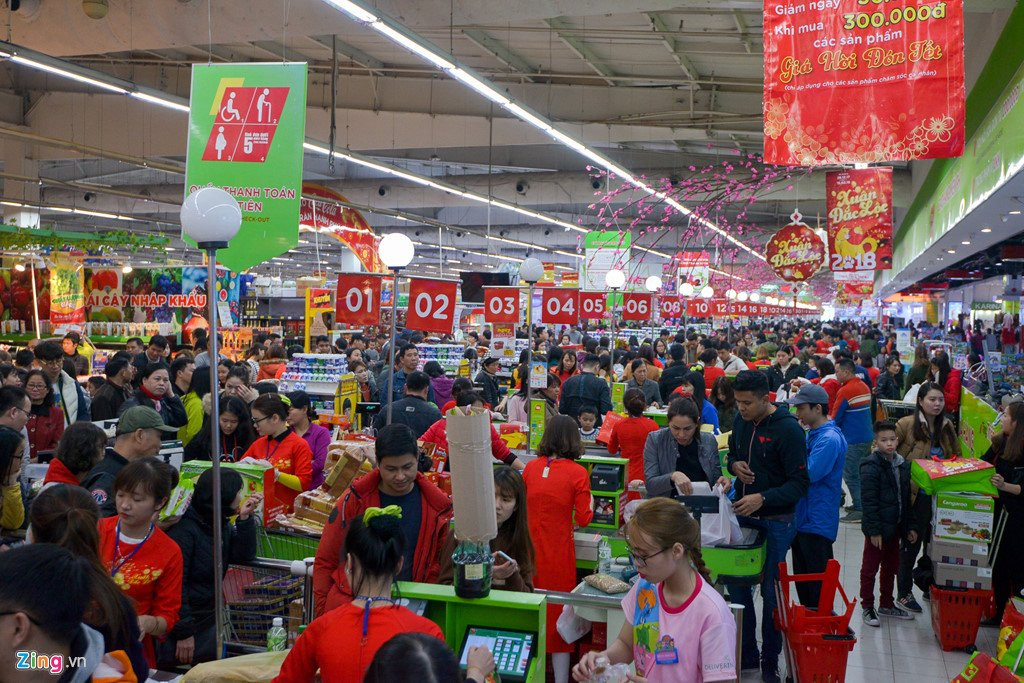 Vet sach banh keo trong sieu thi ngay cuoi tuan truoc Tet hinh anh 1