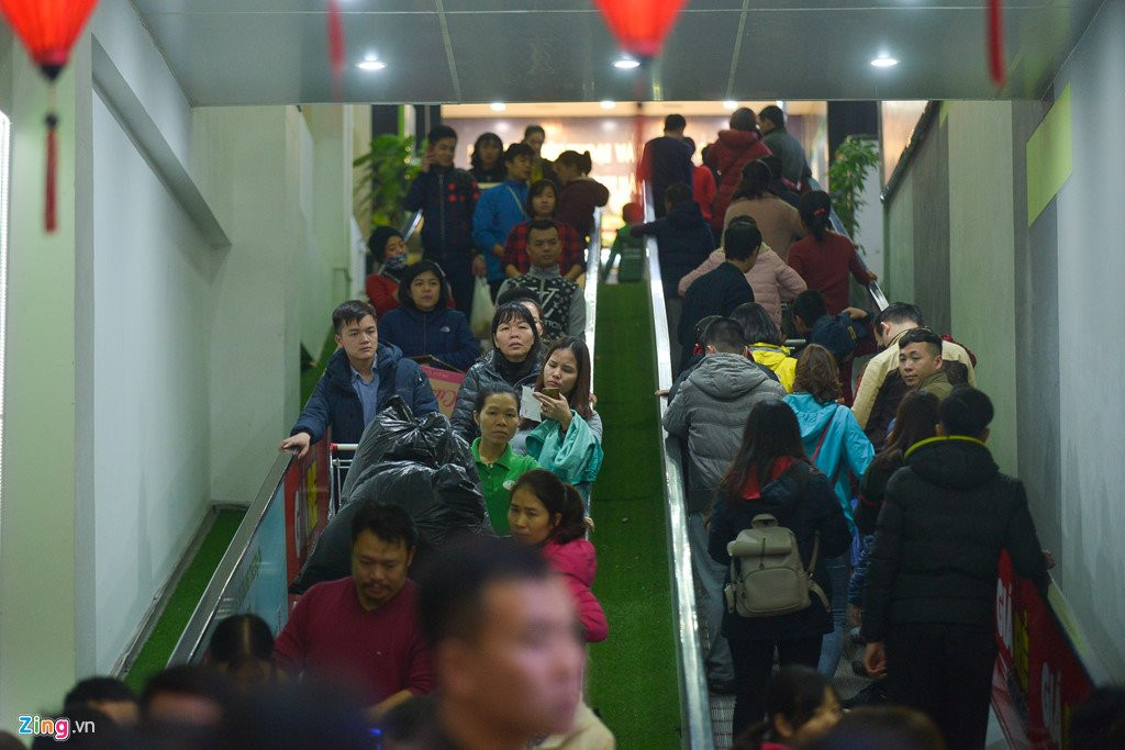 Vet sach banh keo trong sieu thi ngay cuoi tuan truoc Tet hinh anh 2