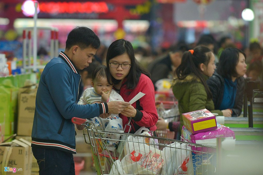 Vet sach banh keo trong sieu thi ngay cuoi tuan truoc Tet hinh anh 3