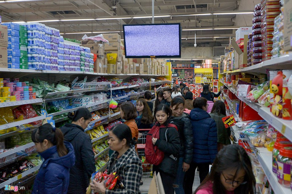 Vet sach banh keo trong sieu thi ngay cuoi tuan truoc Tet hinh anh 5