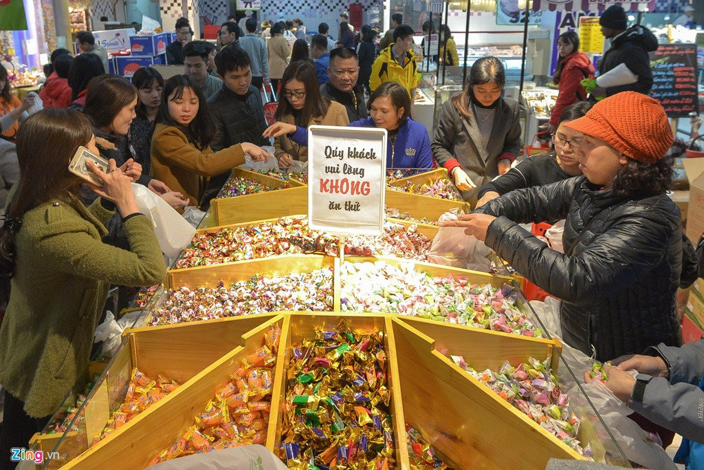 Vet sach banh keo trong sieu thi ngay cuoi tuan truoc Tet hinh anh 9
