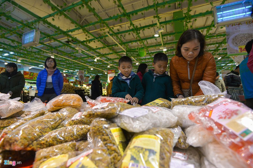 Vet sach banh keo trong sieu thi ngay cuoi tuan truoc Tet hinh anh 10