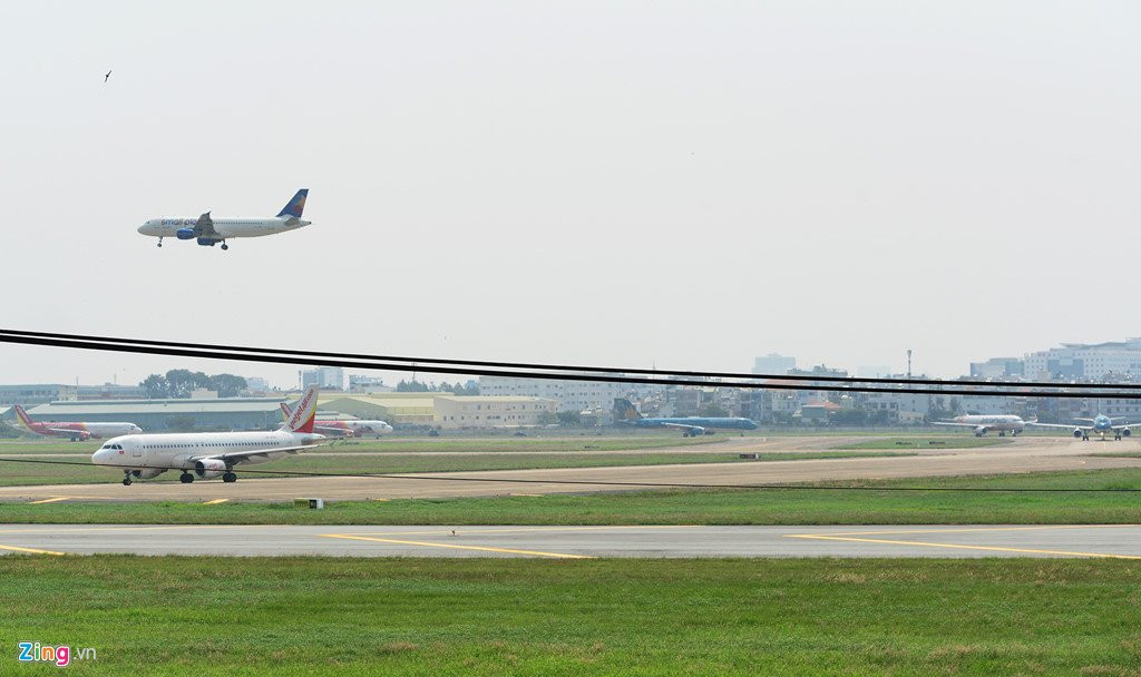 Canh may bay un u cho cat canh o san bay Tan Son Nhat hinh anh 2