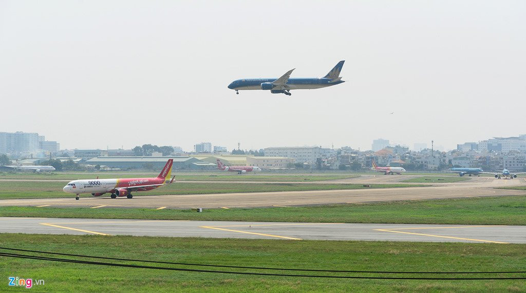 Canh may bay un u cho cat canh o san bay Tan Son Nhat hinh anh 3