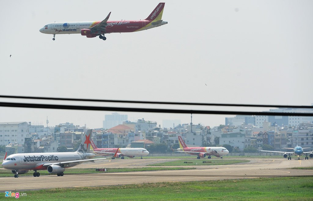 Canh may bay un u cho cat canh o san bay Tan Son Nhat hinh anh 5