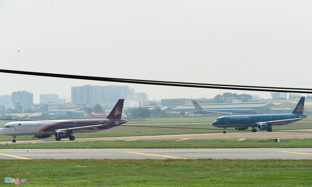 Canh may bay un u cho cat canh o san bay Tan Son Nhat hinh anh 9