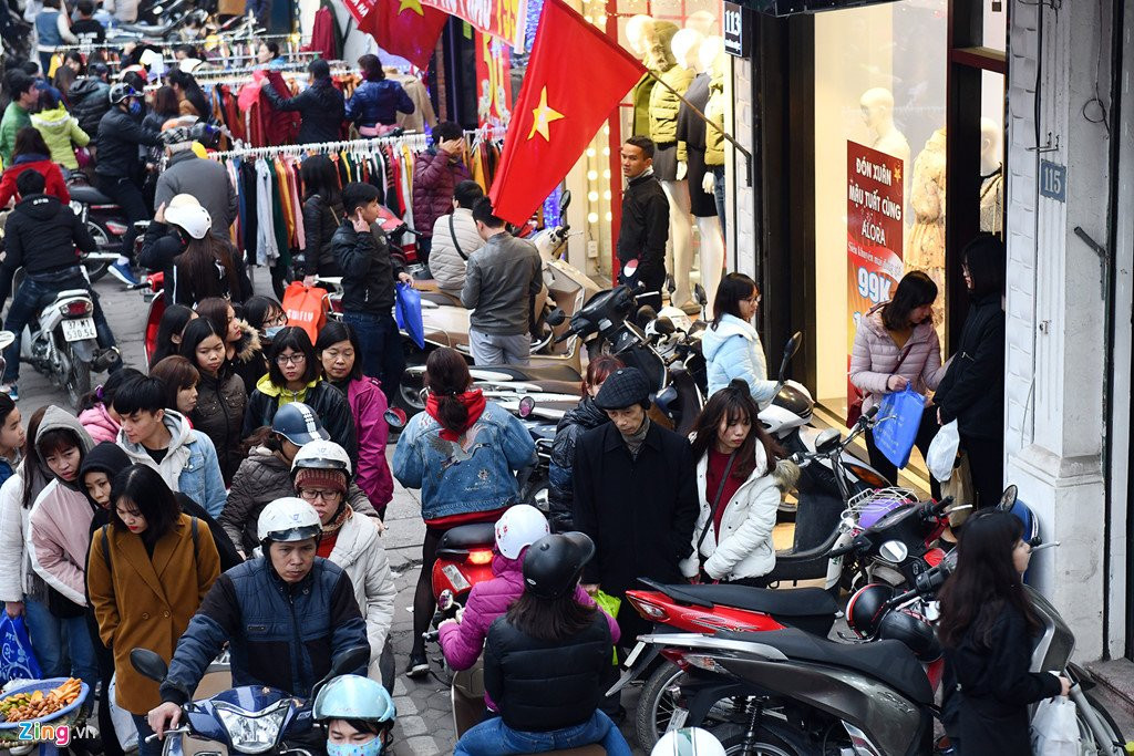 Nguoi dan do xo sam Tet, tuyen pho thoi trang te liet hinh anh 7