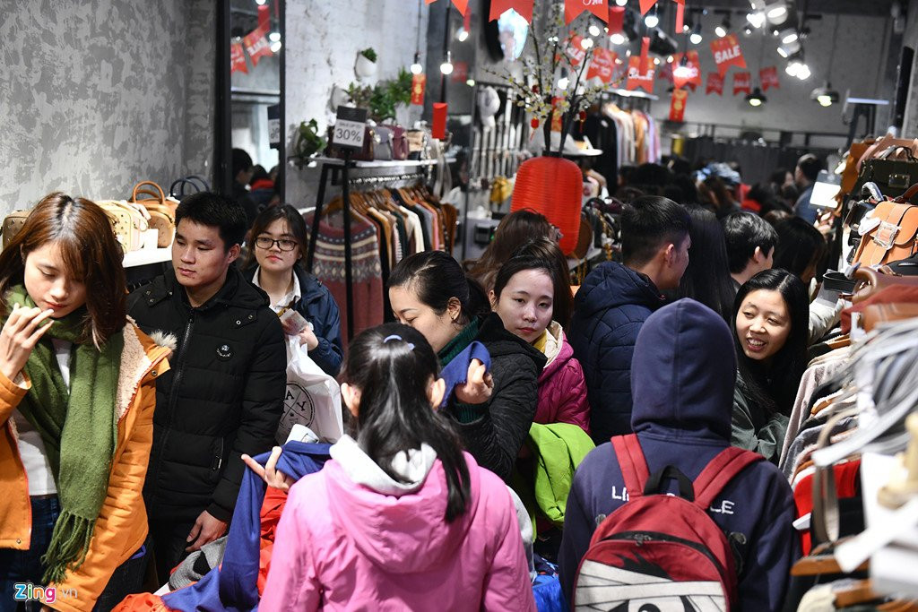 Nguoi dan do xo sam Tet, tuyen pho thoi trang te liet hinh anh 9