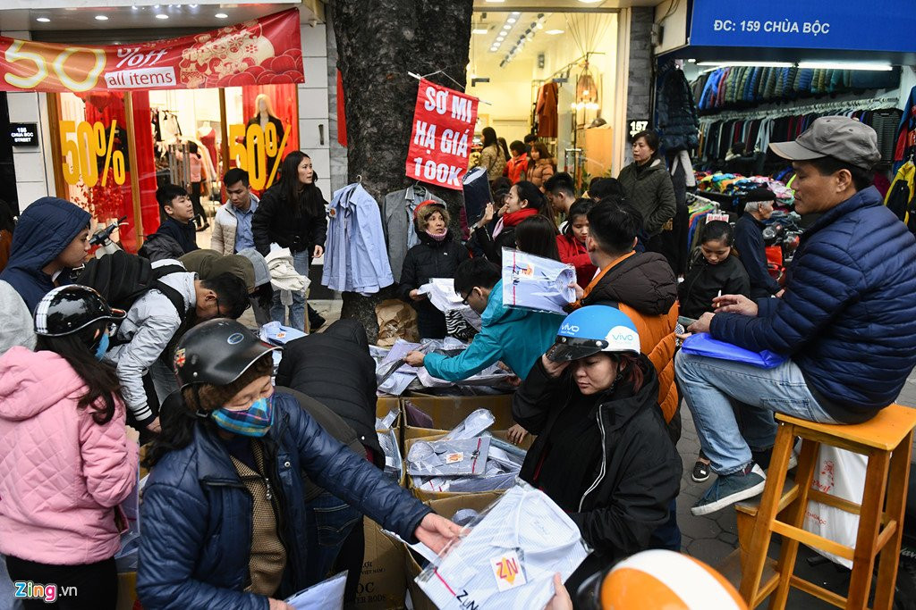 Nguoi dan do xo sam Tet, tuyen pho thoi trang te liet hinh anh 12