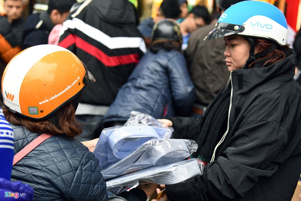 Nguoi dan do xo sam Tet, tuyen pho thoi trang te liet hinh anh 13