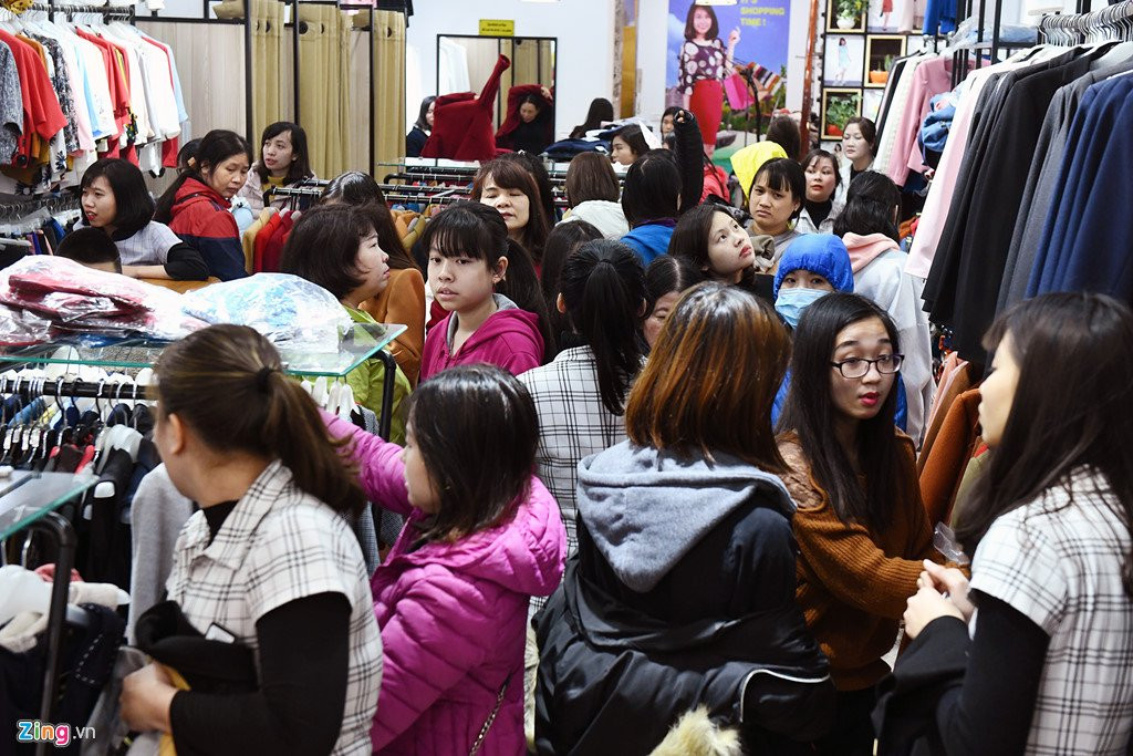 Nguoi dan do xo sam Tet, tuyen pho thoi trang te liet hinh anh 11