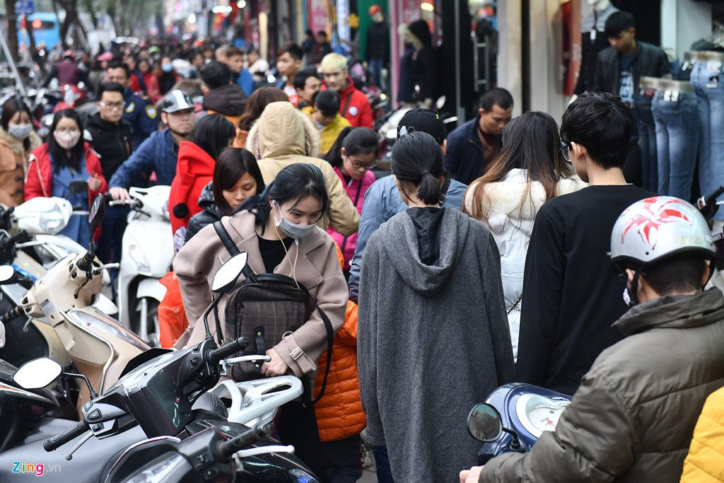 Nguoi dan do xo sam Tet, tuyen pho thoi trang te liet hinh anh 5