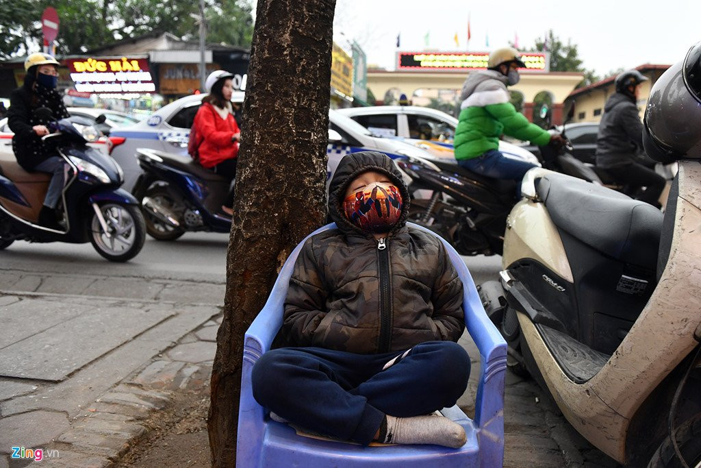 Nguoi dan do xo sam Tet, tuyen pho thoi trang te liet hinh anh 17