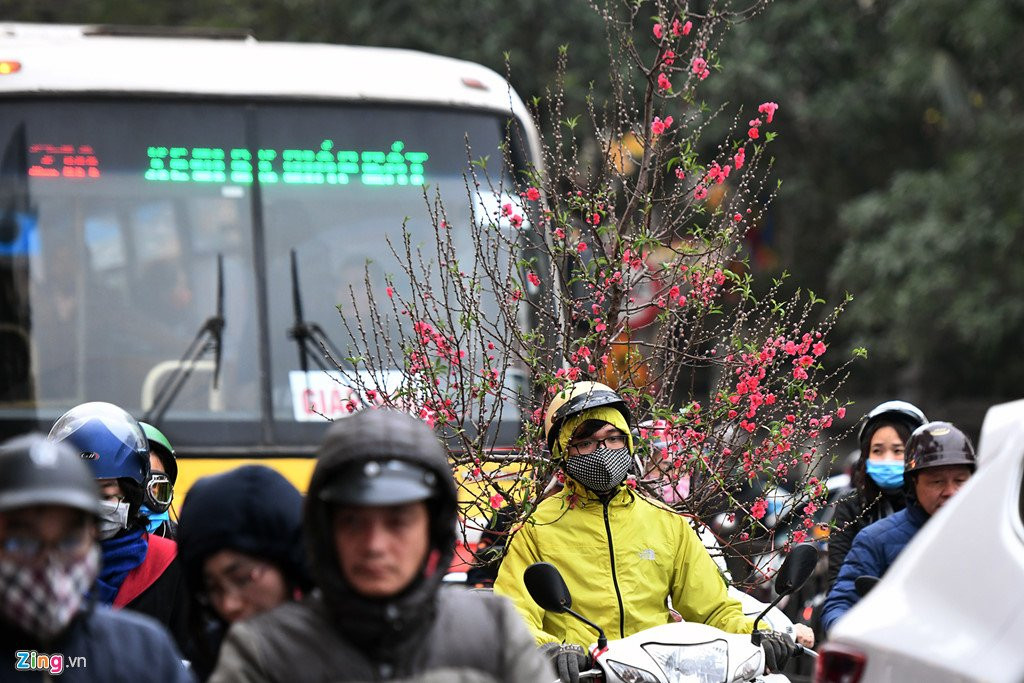 Nguoi dan do xo sam Tet, tuyen pho thoi trang te liet hinh anh 2