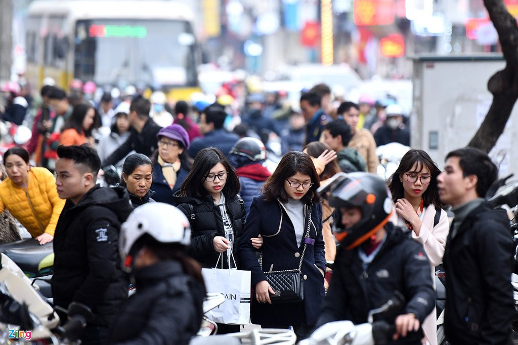 Nguoi dan do xo sam Tet, tuyen pho thoi trang te liet hinh anh 4