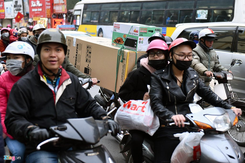 Nguoi dan do xo sam Tet, tuyen pho thoi trang te liet hinh anh 3