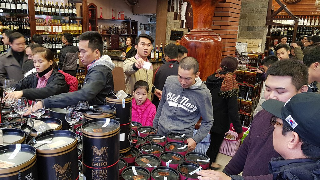 Nguoi dan do xo sam Tet, tuyen pho thoi trang te liet hinh anh 14