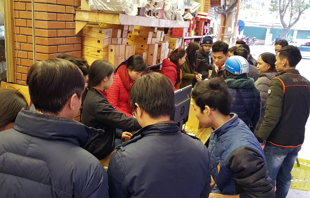 Nguoi dan do xo sam Tet, tuyen pho thoi trang te liet hinh anh 16