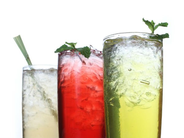 Thay vì uống các loại đồ uống chứa đường, hãy uống nước lọc để giải rượu