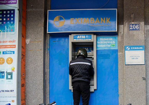Khach hang mat 245 ty, Eximbank cung ‘boc hoi’ hon 700 ty von hoa hinh anh 2
