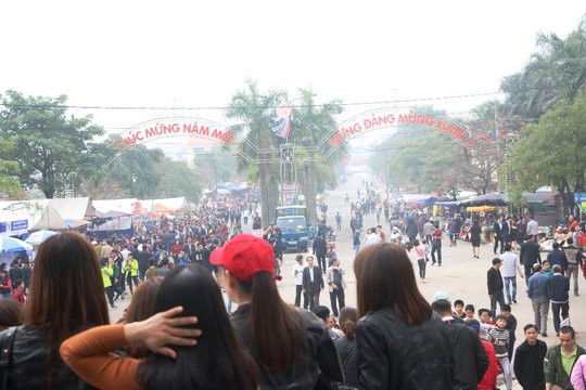 Du khách choáng với chặt chém ở hội Lim: 10.000 đồng/cốc trà đá - Ảnh 5.