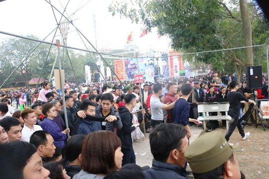 Du khách choáng với chặt chém ở hội Lim: 10.000 đồng/cốc trà đá - Ảnh 6.