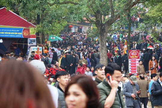 Du khách choáng với chặt chém ở hội Lim: 10.000 đồng/cốc trà đá - Ảnh 7.