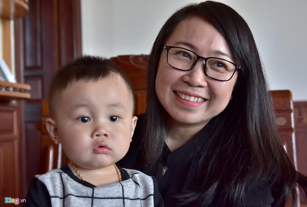 Co giao day nhac tinh nguyen mang thai ho vo chong chi gai hinh anh 1