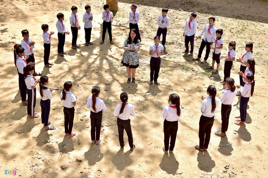 Co giao day nhac tinh nguyen mang thai ho vo chong chi gai hinh anh 3