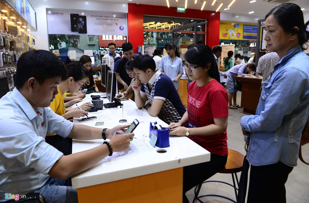 Quay giao dich cua nha mang o Sai Gon chat cung nguoi cho chup hinh hinh anh 11