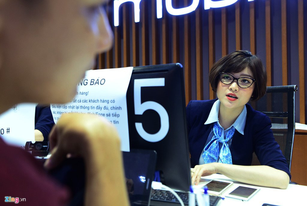 Quay giao dich cua nha mang o Sai Gon chat cung nguoi cho chup hinh hinh anh 12