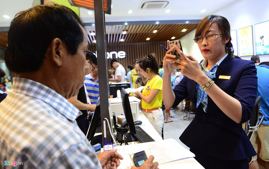 Quay giao dich cua nha mang o Sai Gon chat cung nguoi cho chup hinh hinh anh 13