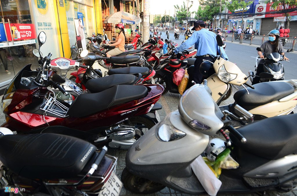 Quay giao dich cua nha mang o Sai Gon chat cung nguoi cho chup hinh hinh anh 14