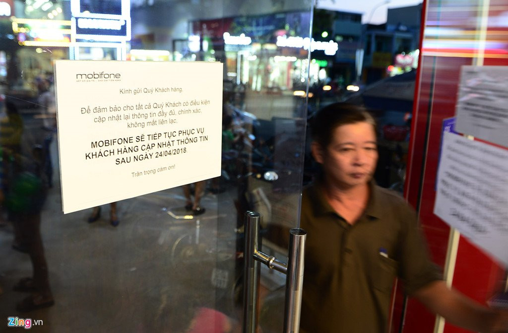 Quay giao dich cua nha mang o Sai Gon chat cung nguoi cho chup hinh hinh anh 15