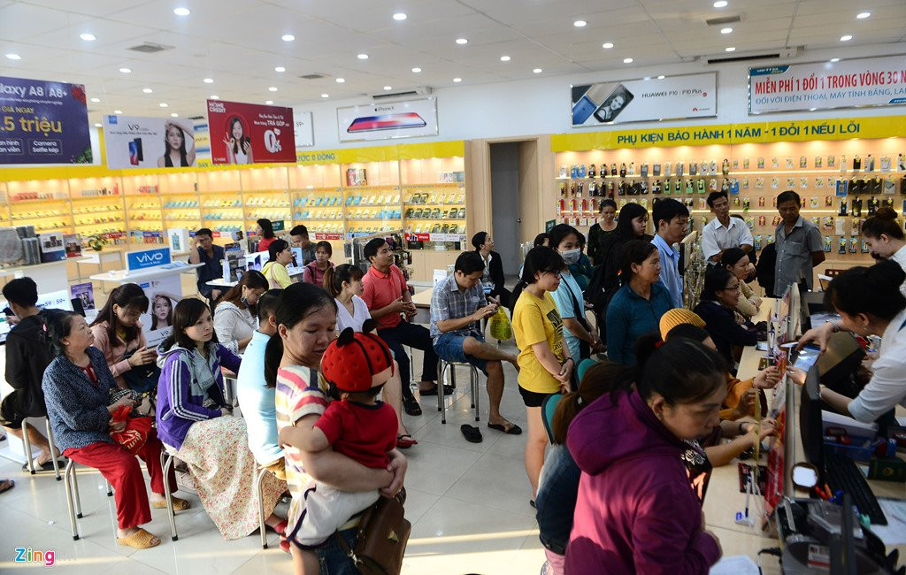 Quay giao dich cua nha mang o Sai Gon chat cung nguoi cho chup hinh hinh anh 2