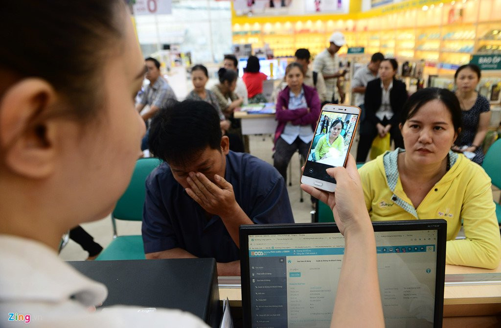 Quay giao dich cua nha mang o Sai Gon chat cung nguoi cho chup hinh hinh anh 4