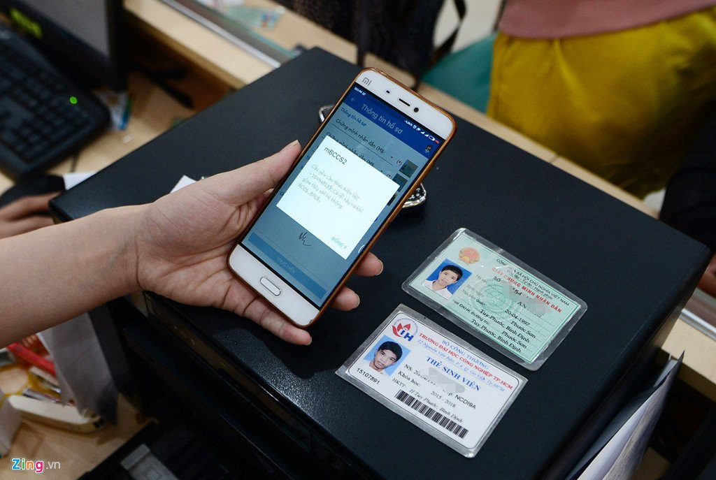 Quay giao dich cua nha mang o Sai Gon chat cung nguoi cho chup hinh hinh anh 5