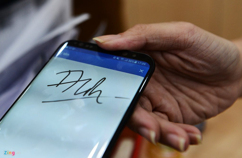 Quay giao dich cua nha mang o Sai Gon chat cung nguoi cho chup hinh hinh anh 7