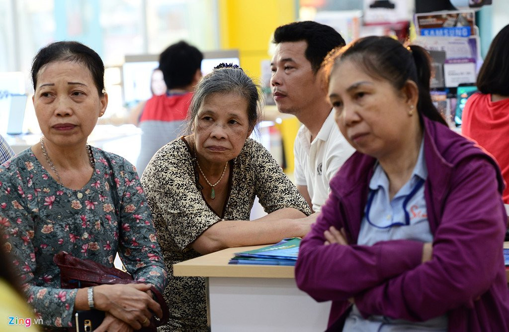 Quay giao dich cua nha mang o Sai Gon chat cung nguoi cho chup hinh hinh anh 9