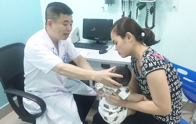 Be trai dot ngot mac viem xuong tuy do khuan tu cau vang hinh anh 1