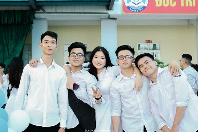 Em trai Son Tung M-TP ben len xin om cac ban trong le be giang hinh anh 2